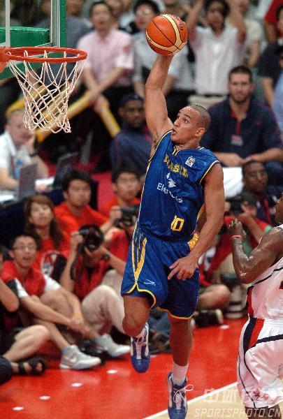 巴西篮球锦标赛决赛揭幕,球员们全力以赴争冠