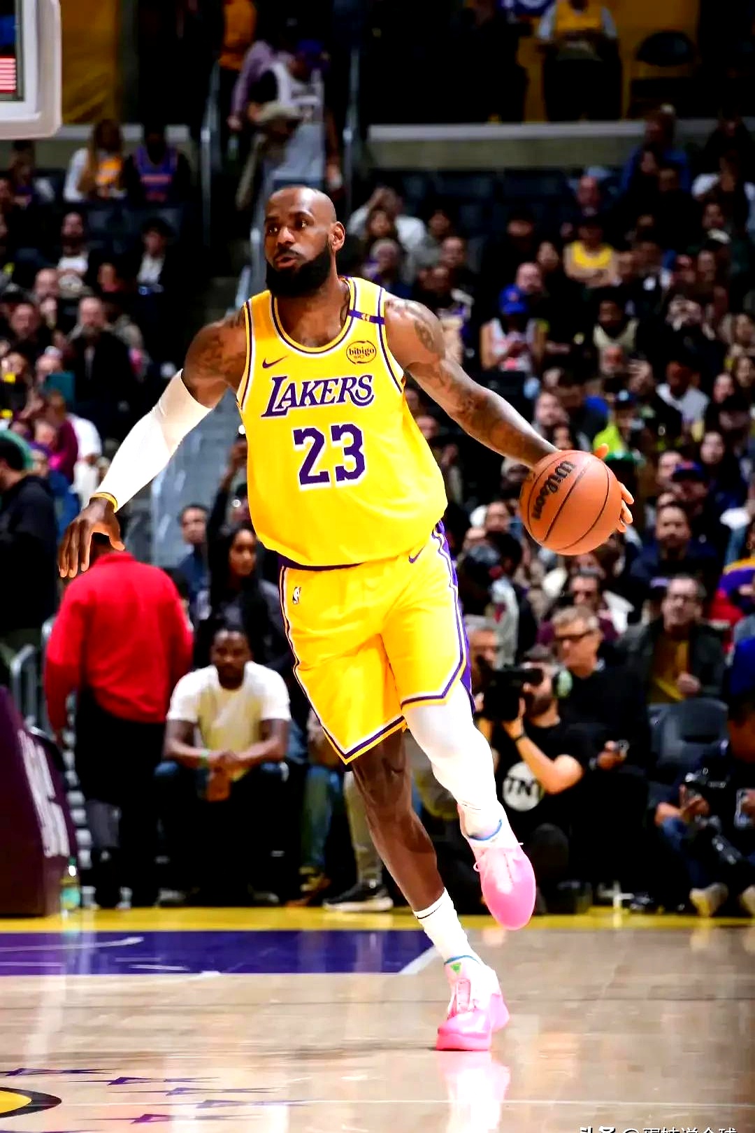 湖人队年轻球员突破，表现值得期待